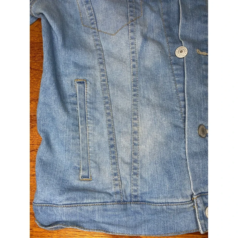 Levi's Light Wash‎ Distressed Denim Jacket Size Medium/10-12 Years